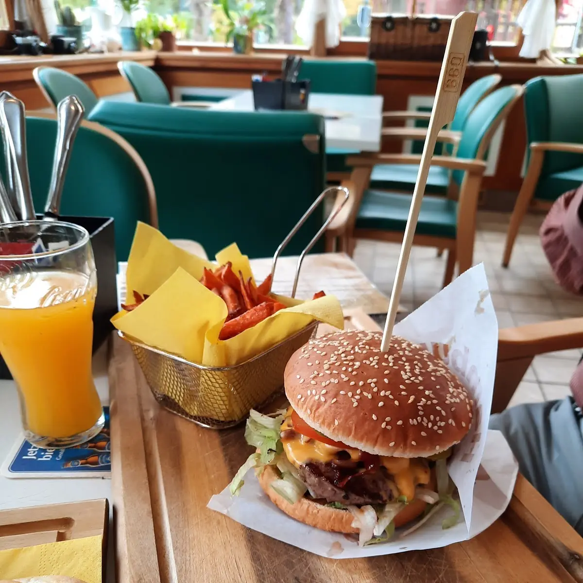 Raxburger Mit Süßkartoffel Pommes