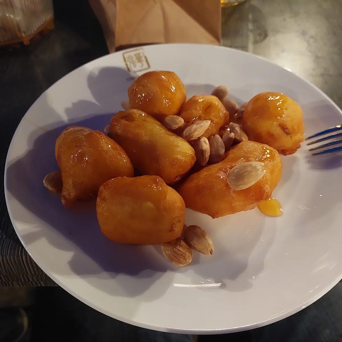 Gebratene Früchte Mit Mandeln Und Honig