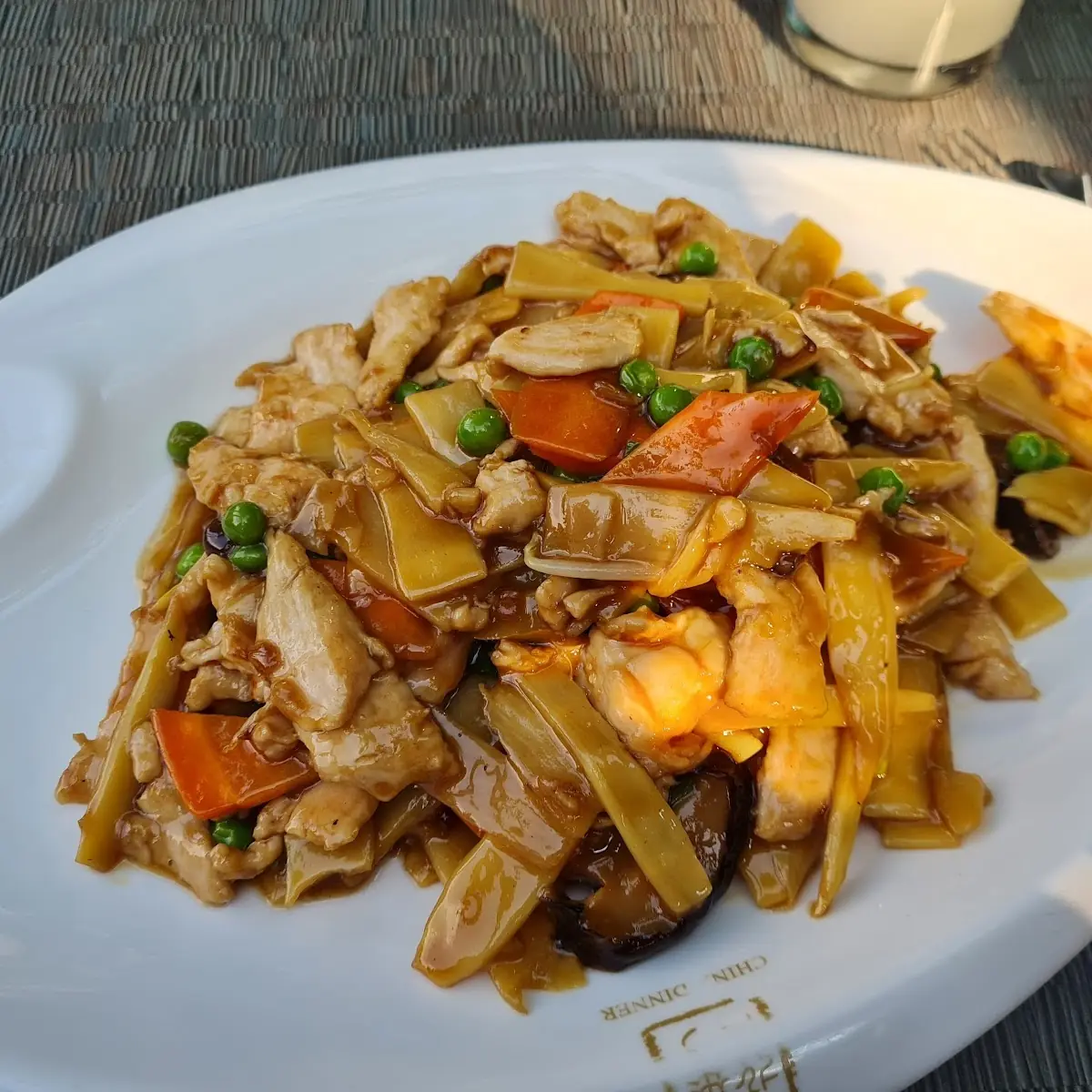 Hühnerfleisch Mit Bambus Und Pilzen