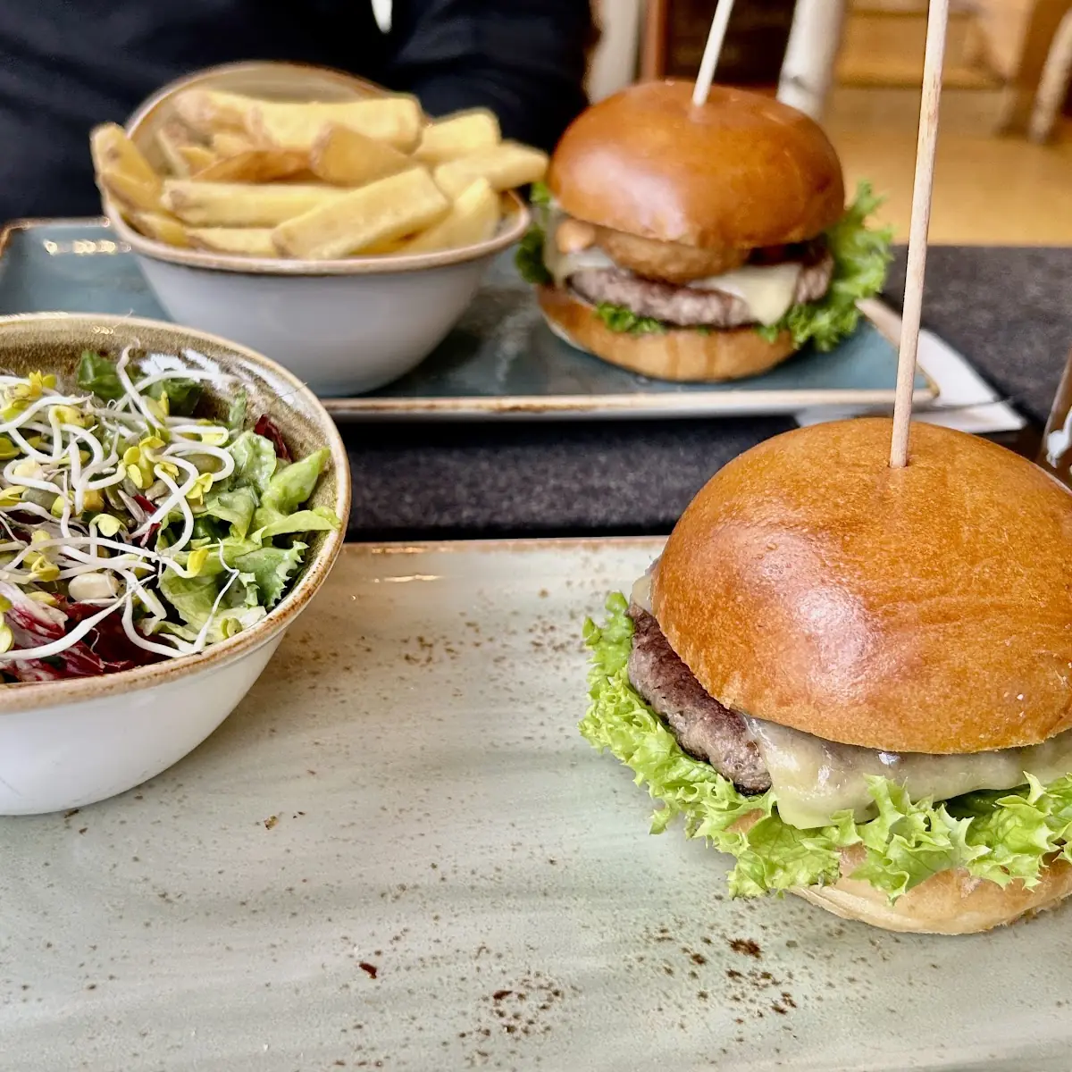 Cheeseburger Mit Salate