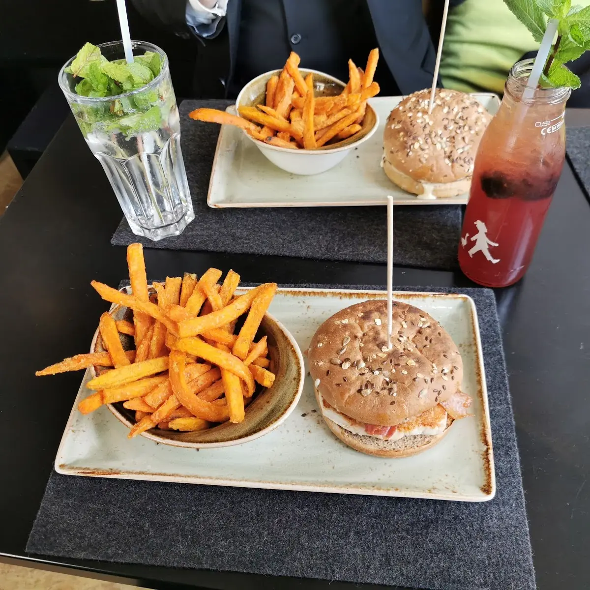 Zwei Gesellenburger Mit Süßkartoffelpommes