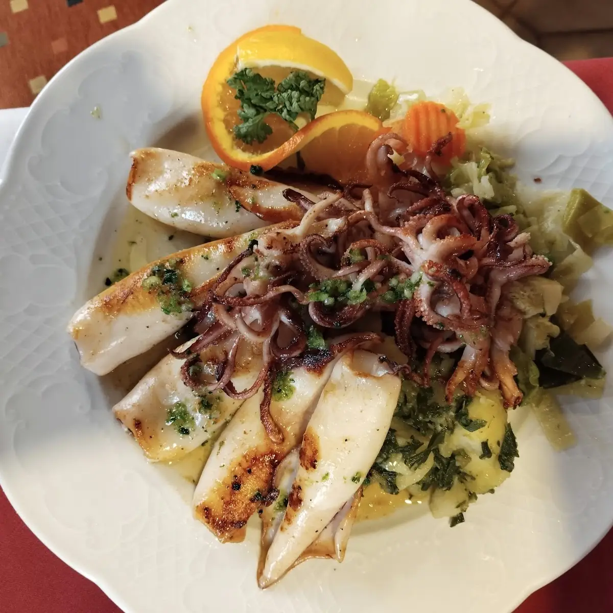 Tintenfisch Halb Halb Mit Gemüse Und Mangoldkartoffeln