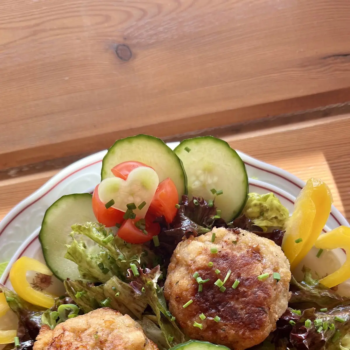 Kaspressknödel Auf Blattsalat
