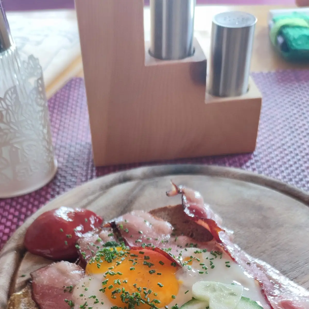 Warmes Schwarzbrot Mit Speck Und Ei