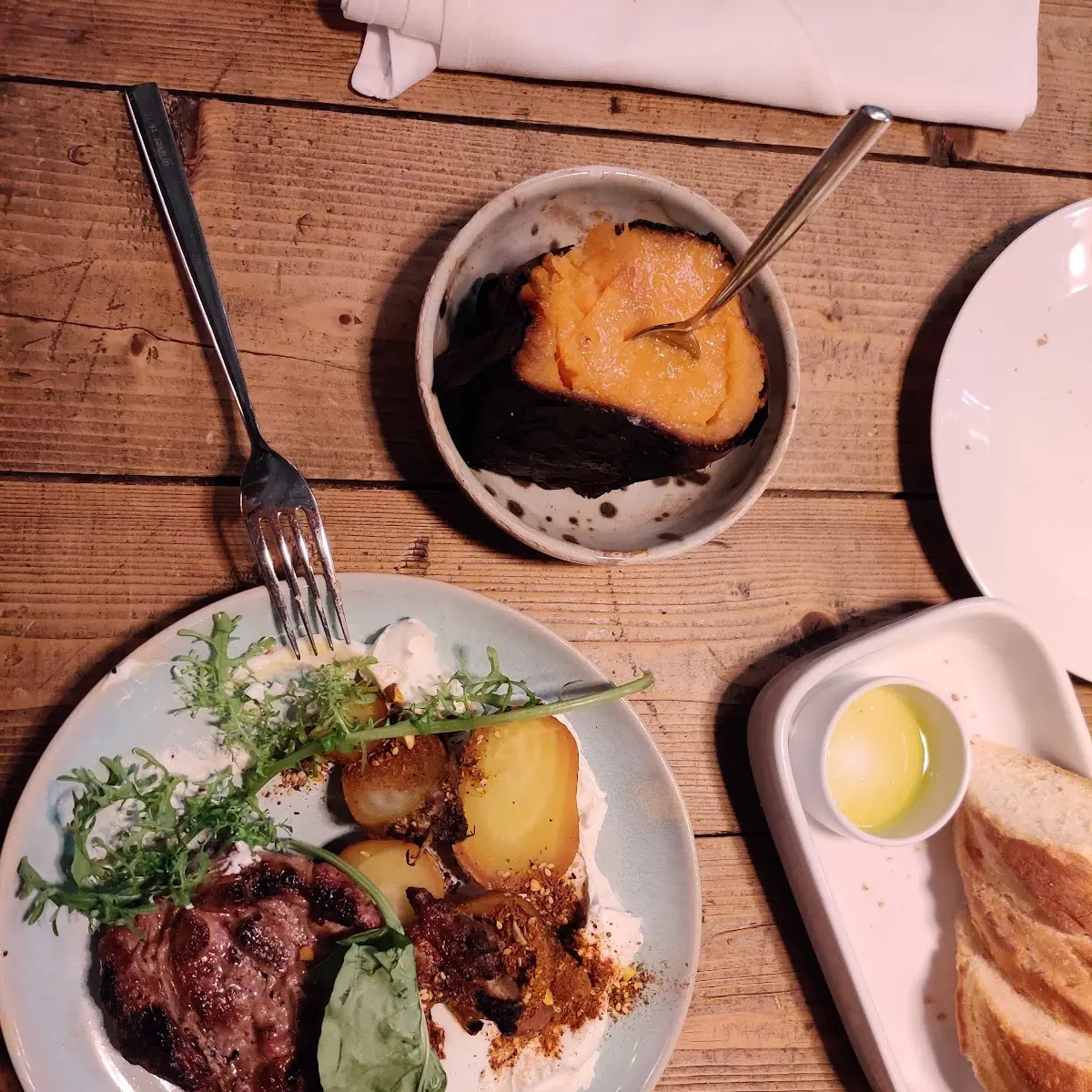 Côtelette d'agneau Grillée Avec Pomme de Terre Douce