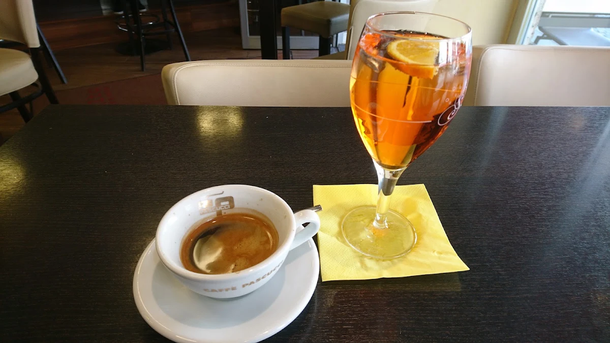 Aperol Spritz Und Ein Espresso Von Pascucci