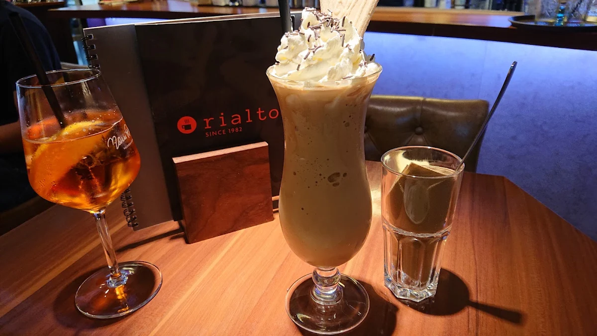 Aperol Spritz Und Eiskaffee Gerührt