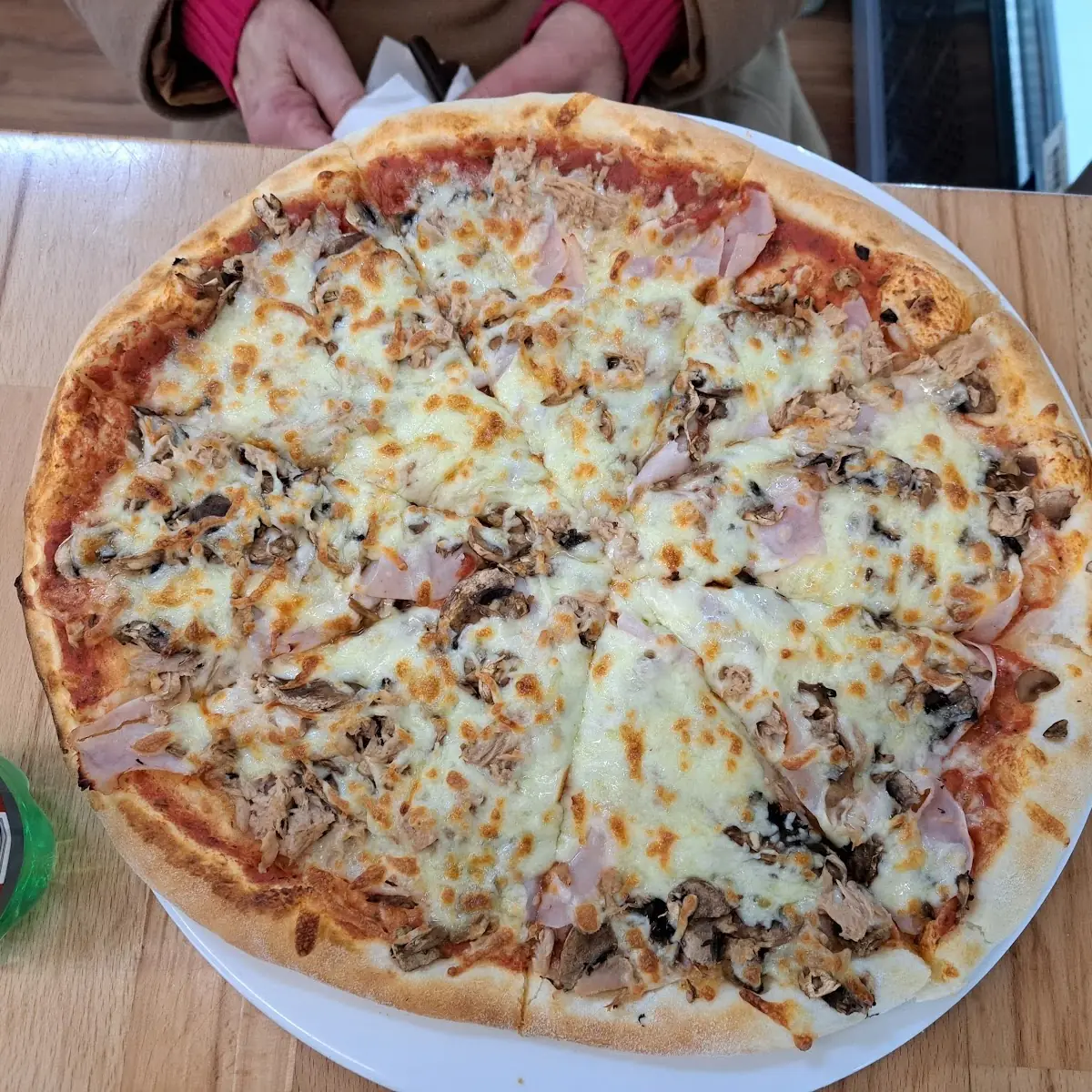 Pizza Mit Schinken Champingons Und Thunfisch