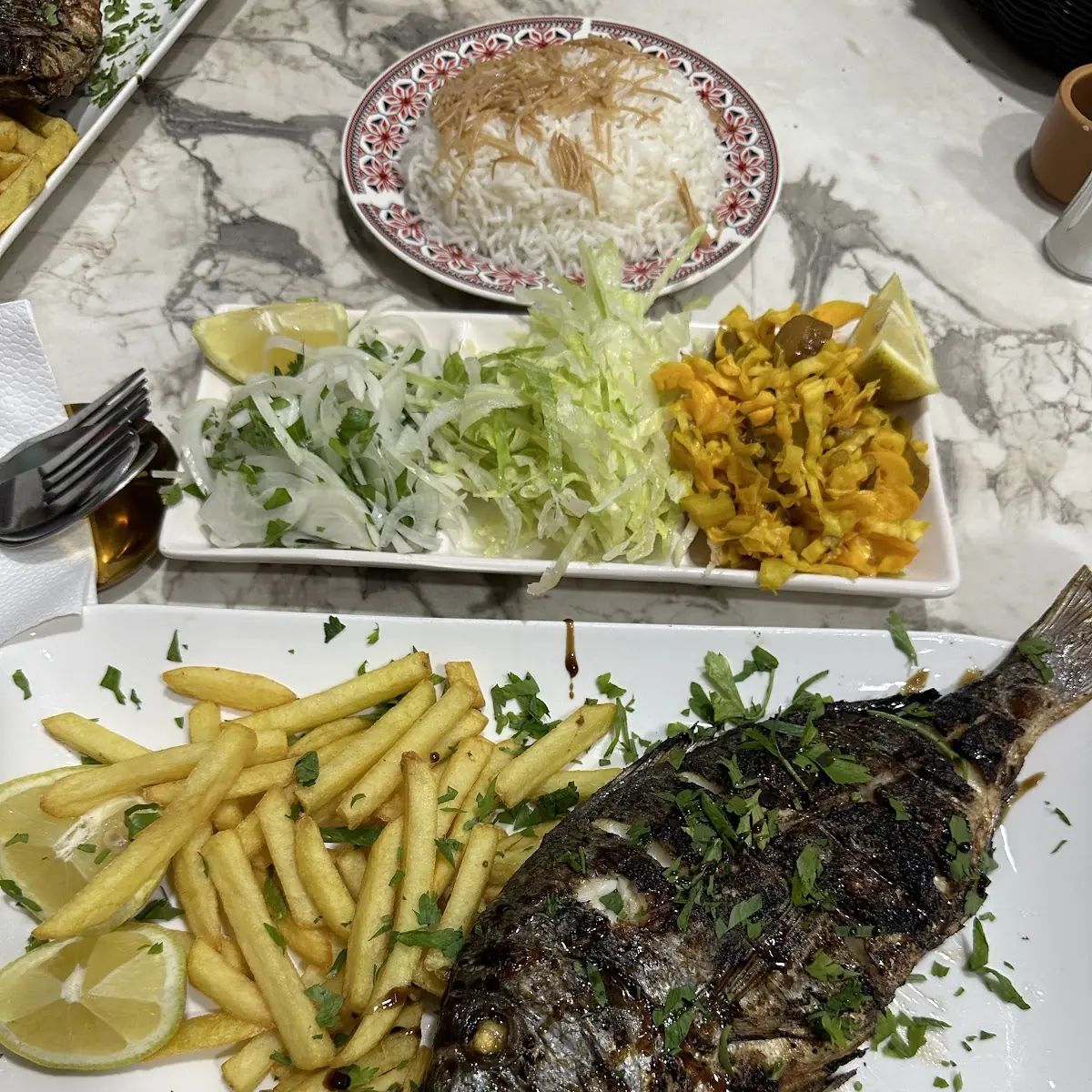 Goldbrassenfisch Mit Reis Und Irakischem Fladenbrot