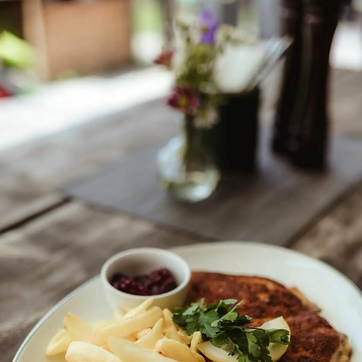Kreithalm-teller Mit Pommes Und Hausgemachten Dips