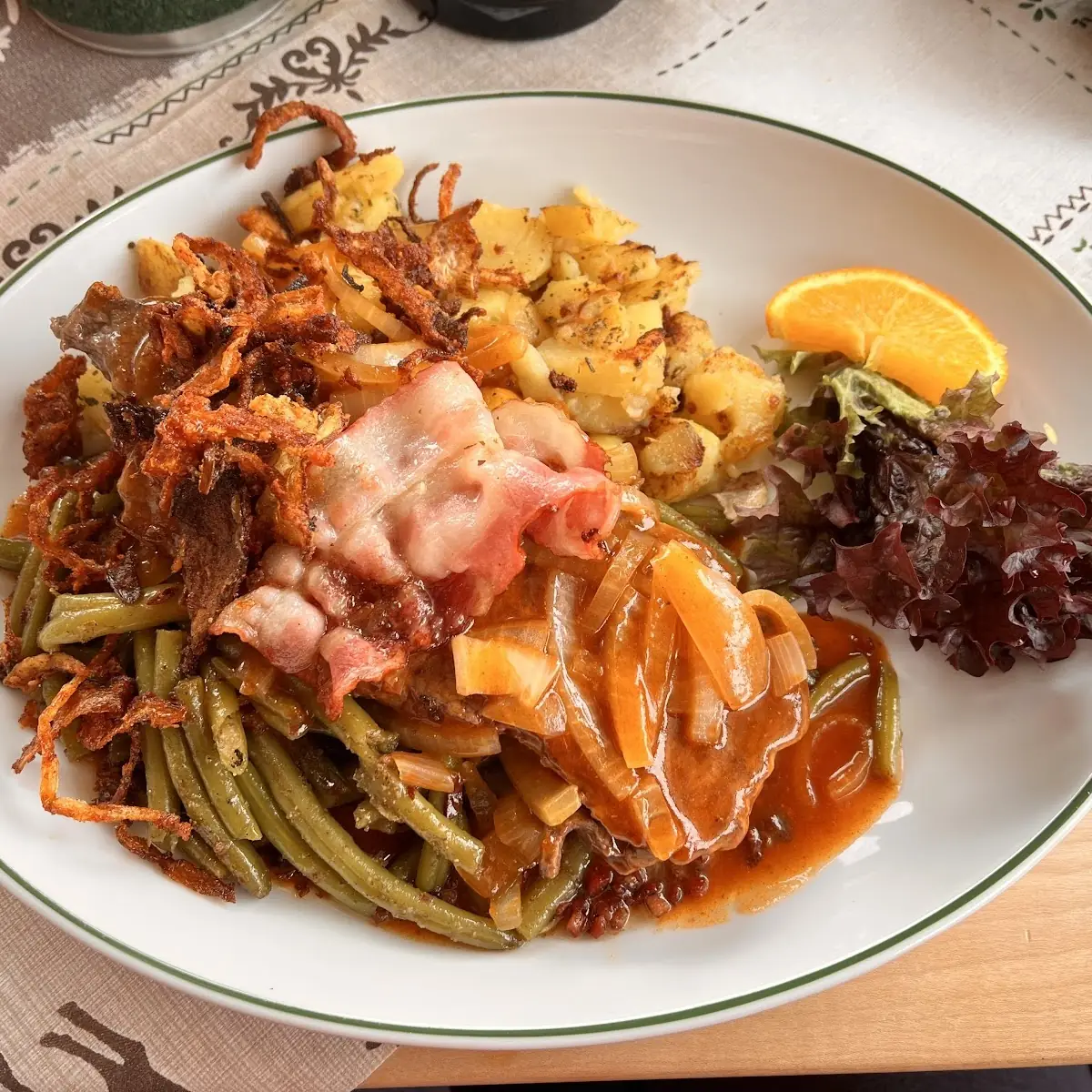 Zwiebelrostbraten Mit Speckbohnen & Röstkartoffel
