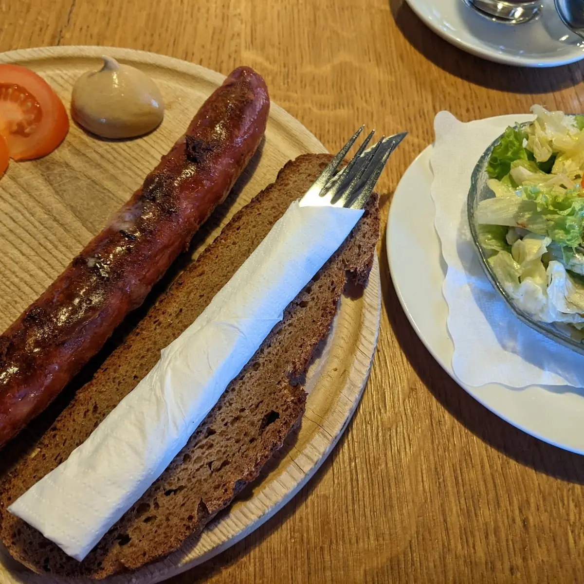 Käsekrainer Und Beilagensalat
