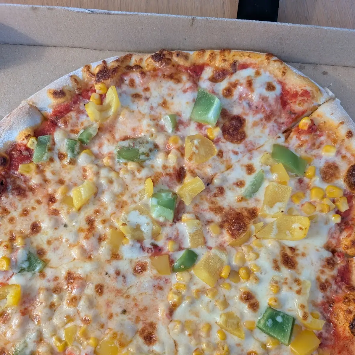 Pizza Margherita Mit Mais Und Paprika