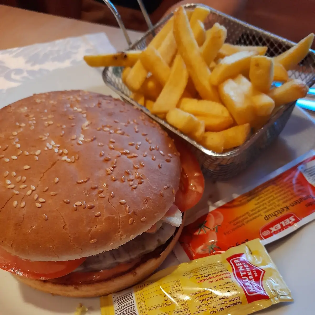 Burger Mit Pommes