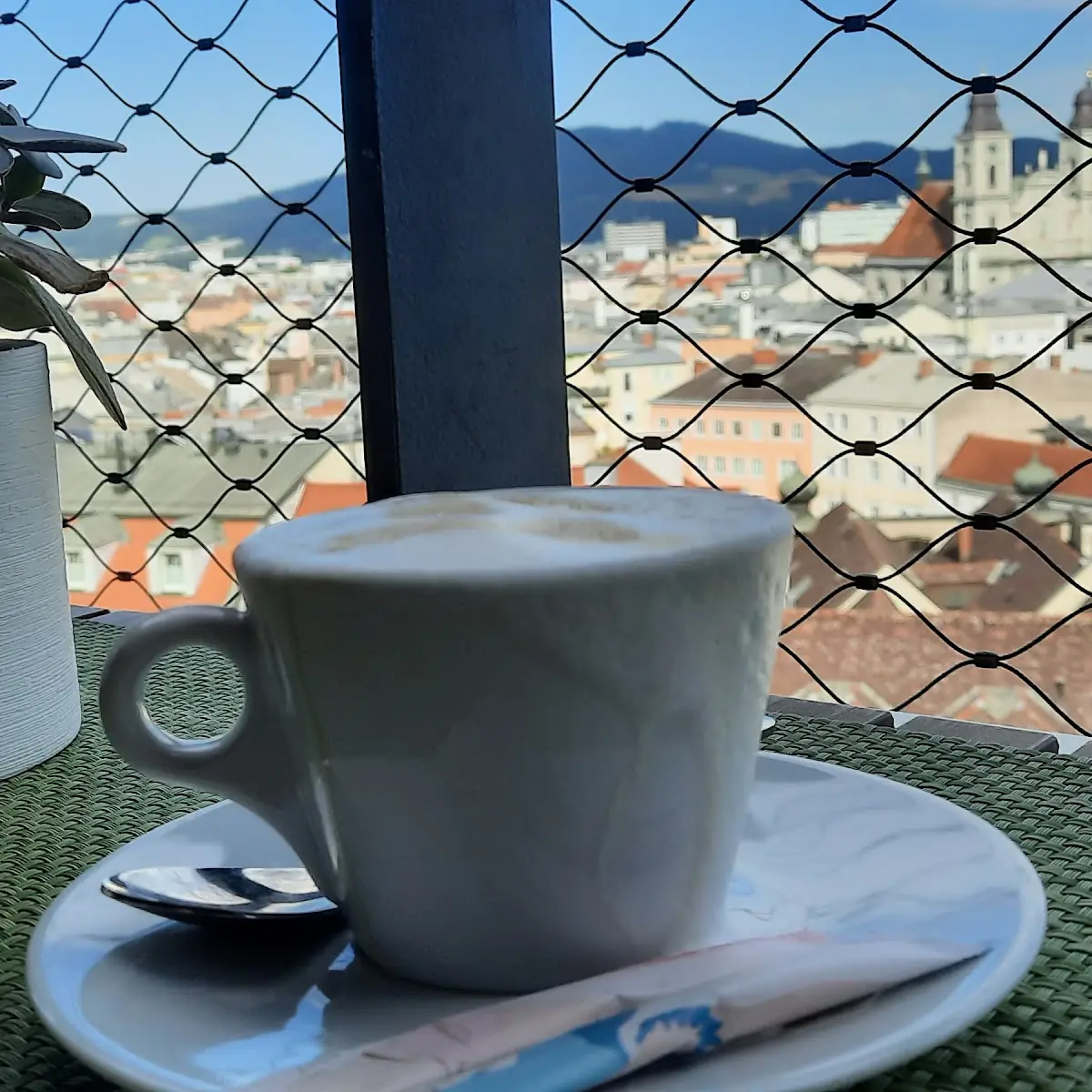 Cappuccino- So Vom Kellner Mit Unruhiger Hand Serviert