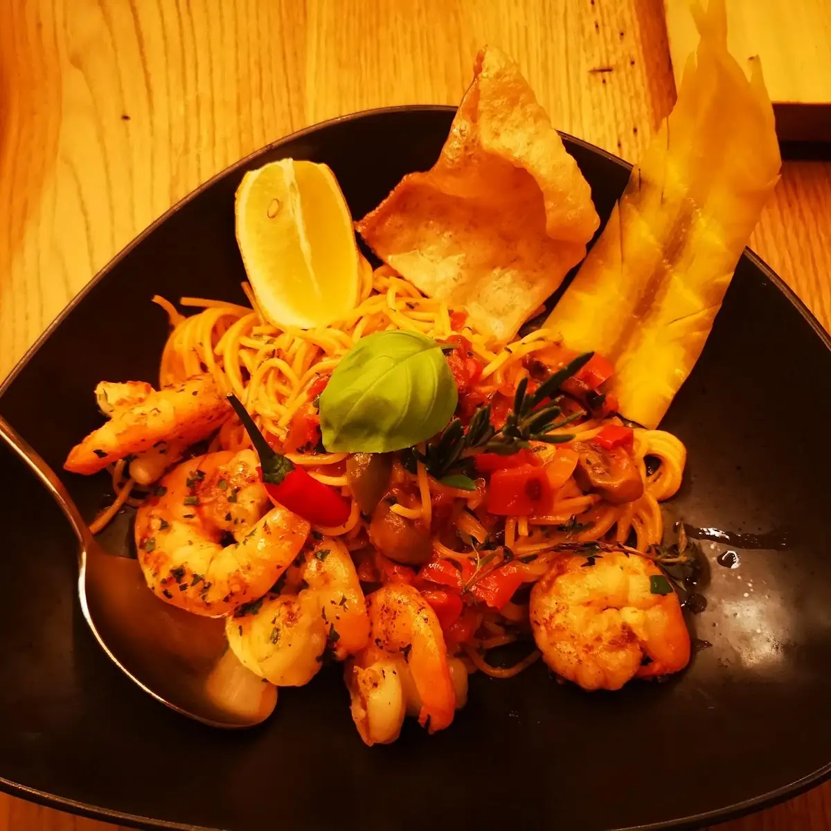 Spaghetti Mit Tomatencremesauce Und Gambas