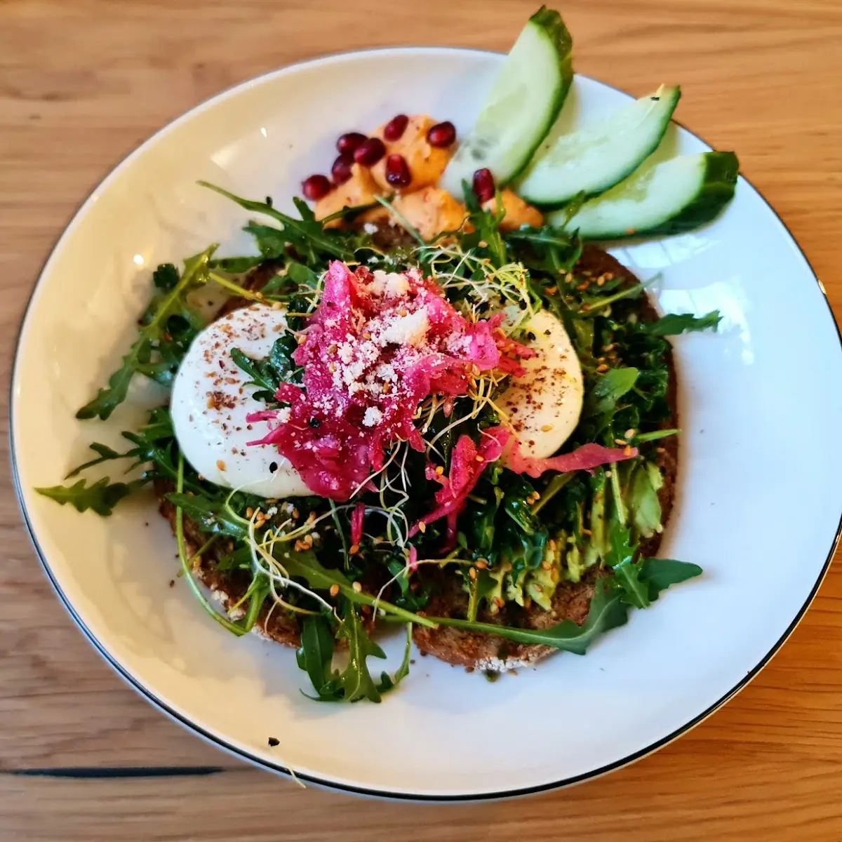 Avocado Auf Dinkelbrot Mit Frischen Kräutern Hummus Und 2 Pochierte Eier