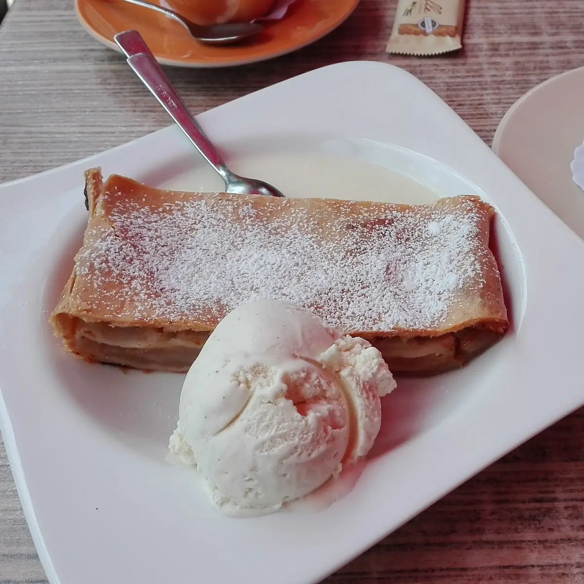 Apfelstrudel Mit Eis