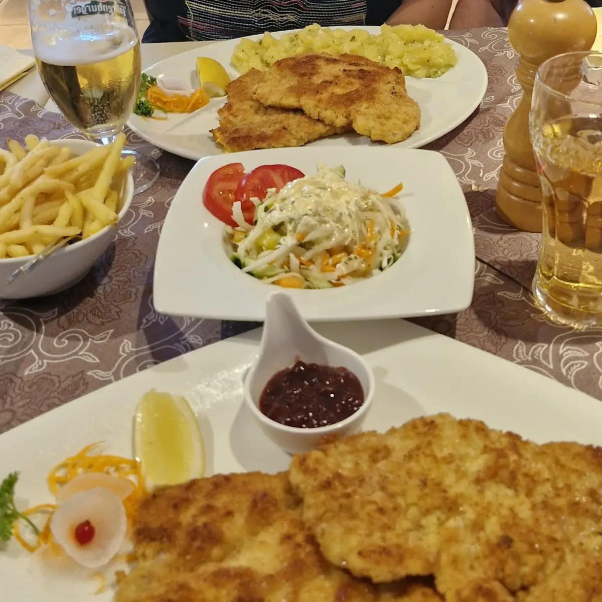 Schnitzel Mit Pommes Und Kl Salat