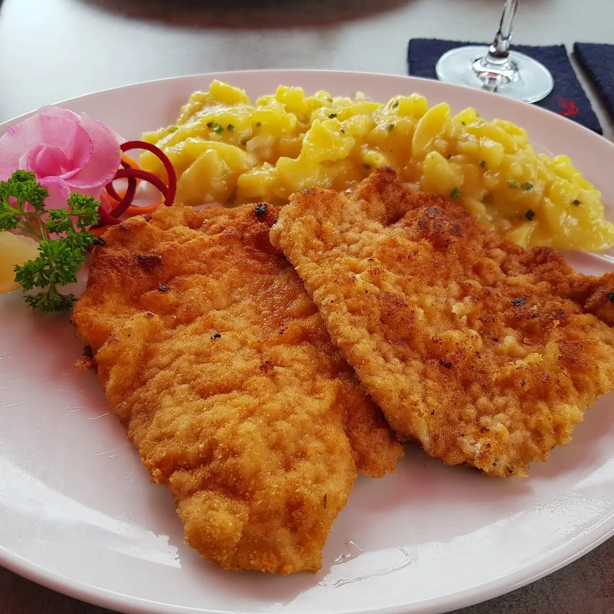 Schnitzel Wiener Art Mit Kartoffelsalat