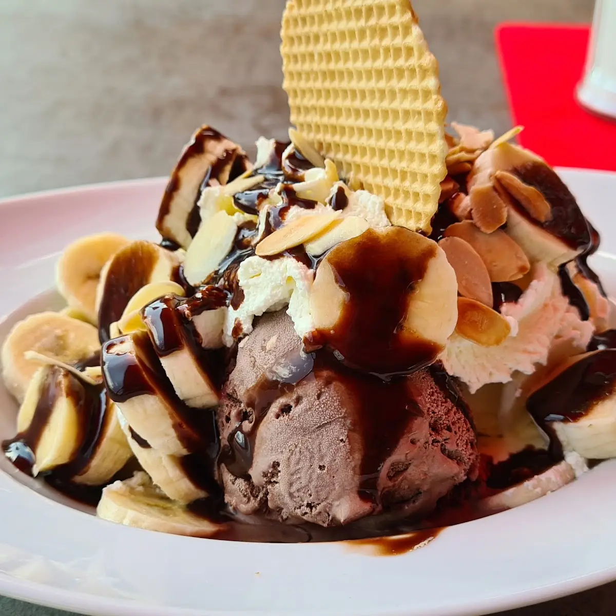 Schoko Eisbecher Mit Bahne