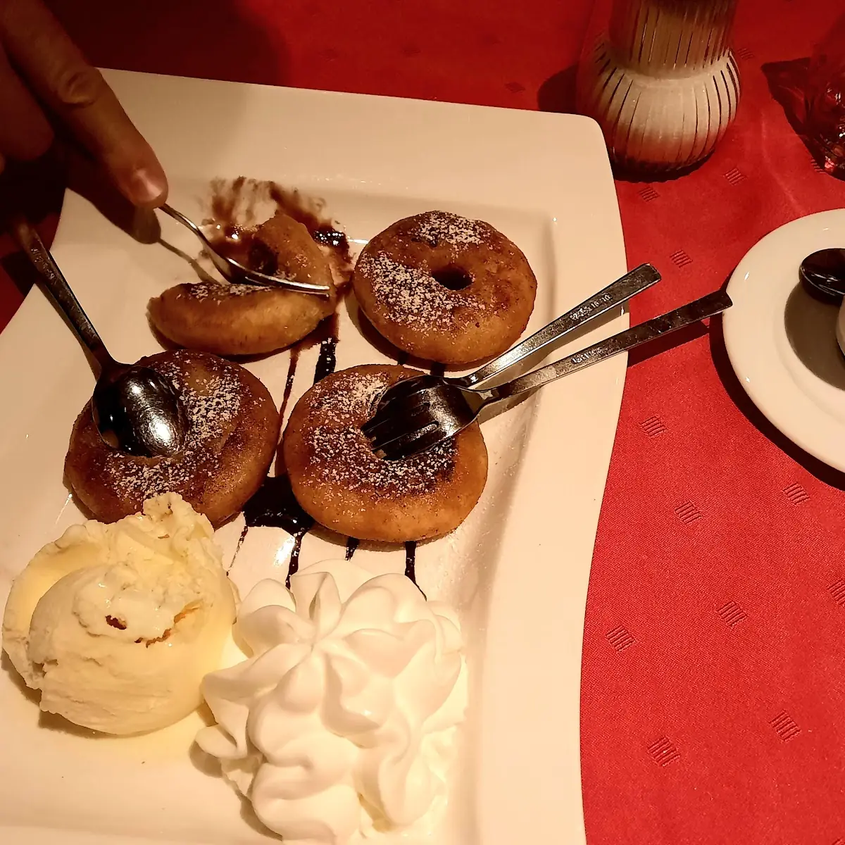 Warme Apfelküchle Mit Eis U Sahne