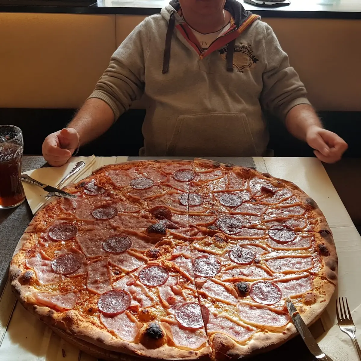 Familienpizza Salami