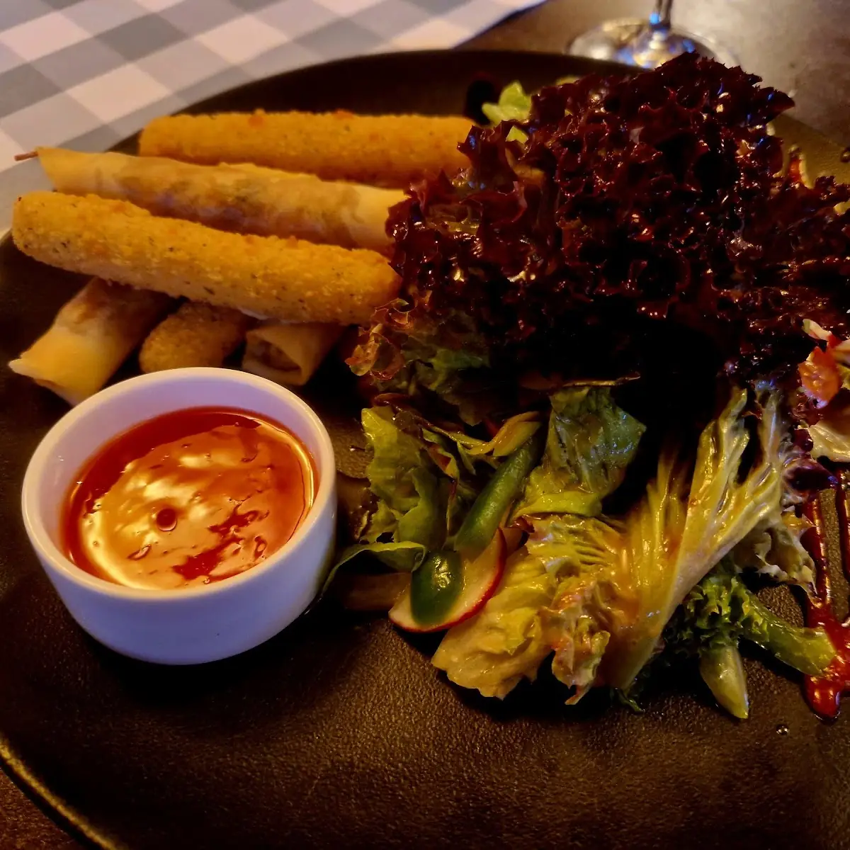 Salat Mit Mozzarellasticks Und Frühlingsrollen
