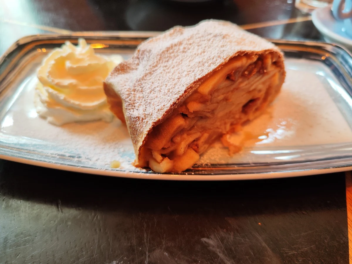 Apfelstrudel Mit Einer Kugel Vanilleeis