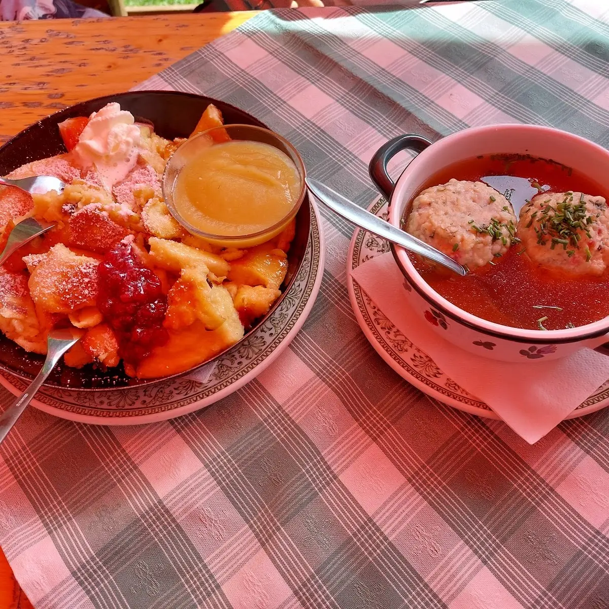Kaiserschmarrn Und Speckknödelsuppe