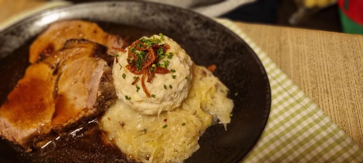 Jungschweinebraten Mit Semmelknödel Und Sauerkraut