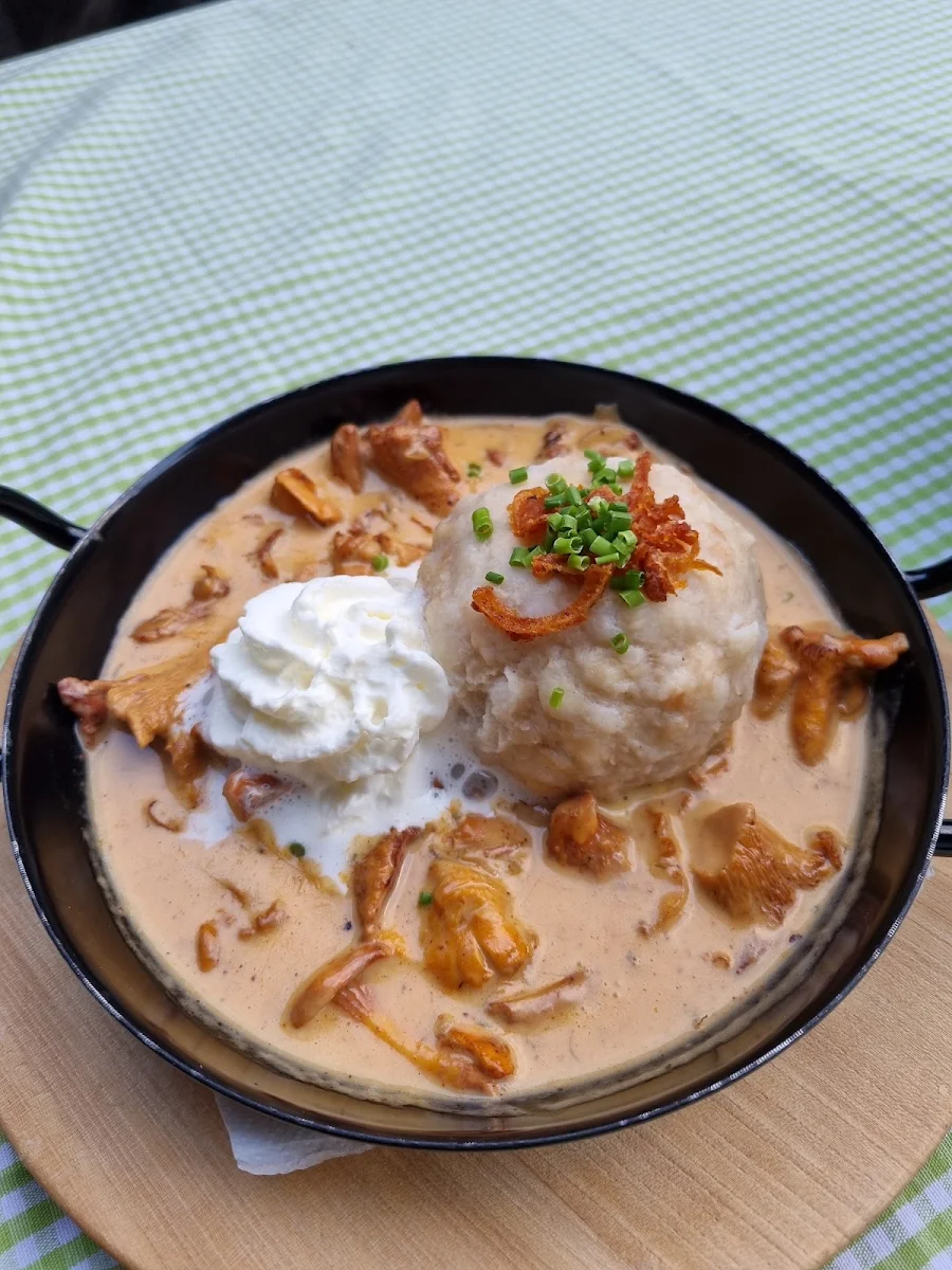 Pfifferlinggulasch Mit Semmelknödel