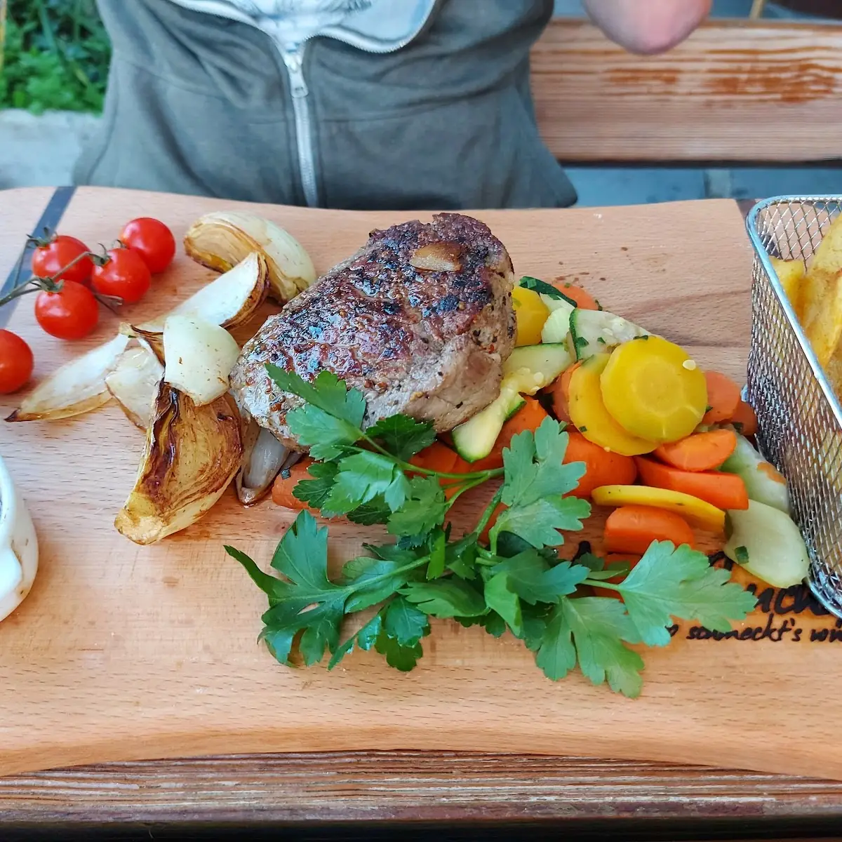 Filetsteak Mit Steakpommes Grillgemüse Und Pfeffersauce