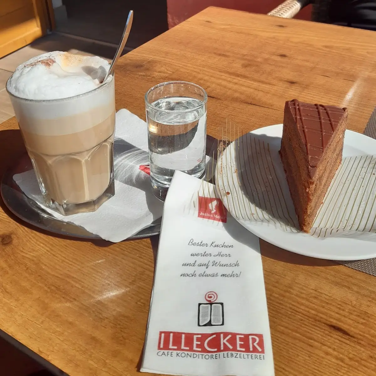 Cafe Latte Und Sachertorte