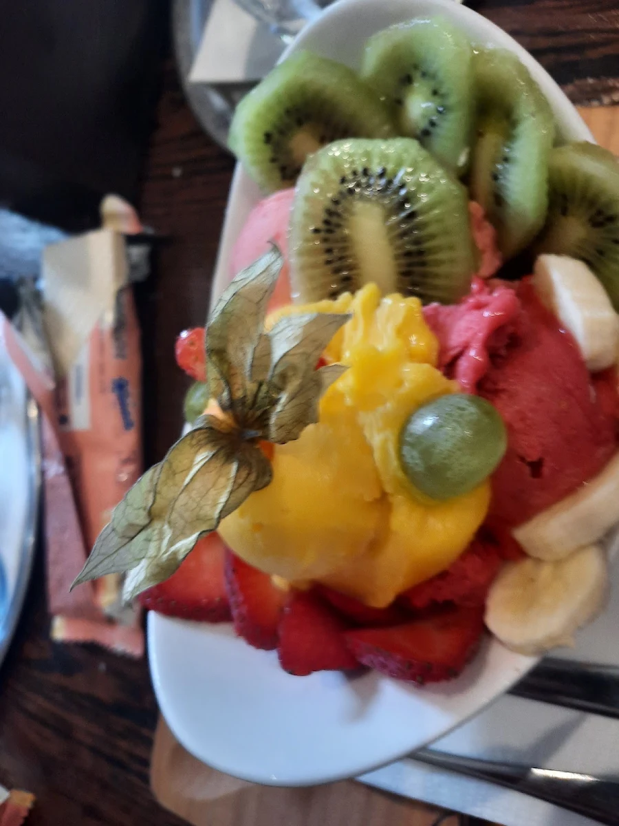 Eisbecher Mit Verschieden Frischen Früchten