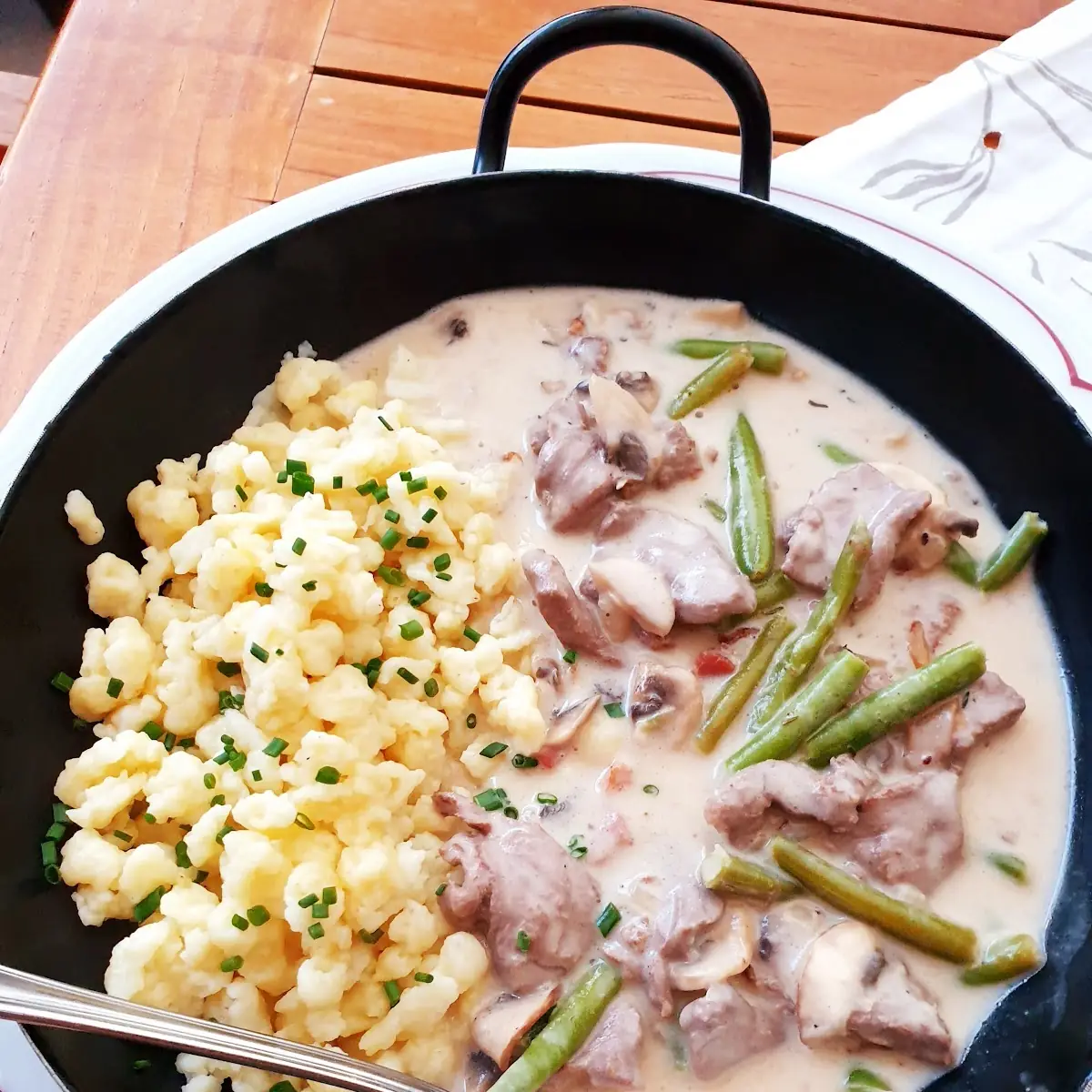Geschnetzeltes Vom Rind In Speck-pilzsauce Mit Spätzle Und Grünen Bohnen