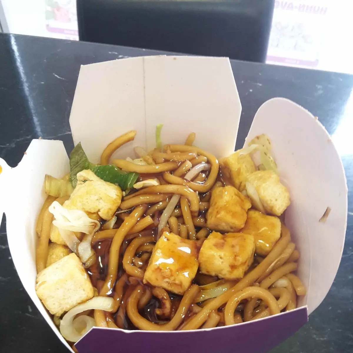 Gebratene Nudeln Mit Tofu Und Teriyaki Sauce