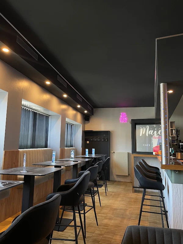 Majestic Cafe - Bar - Lounge
