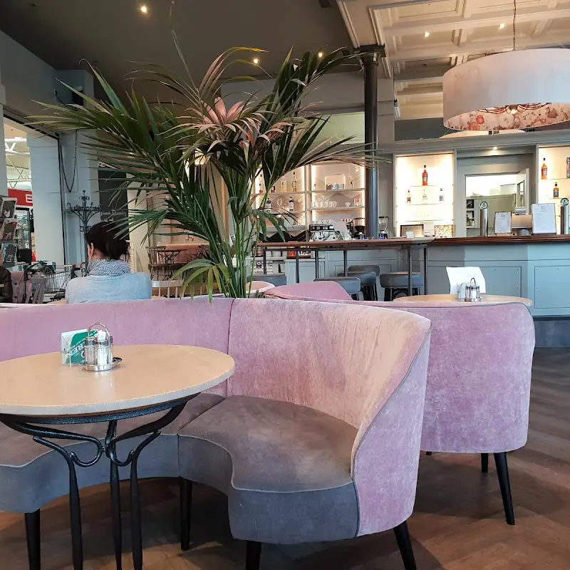 Rhesi Cafe & Restaurant