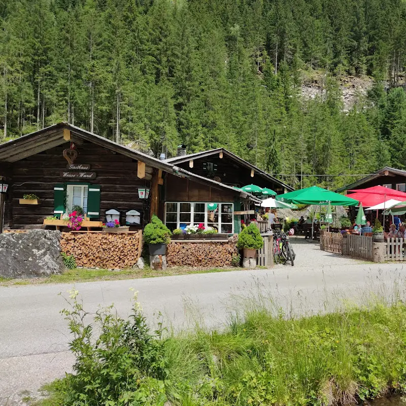 Weiße Wand Alm