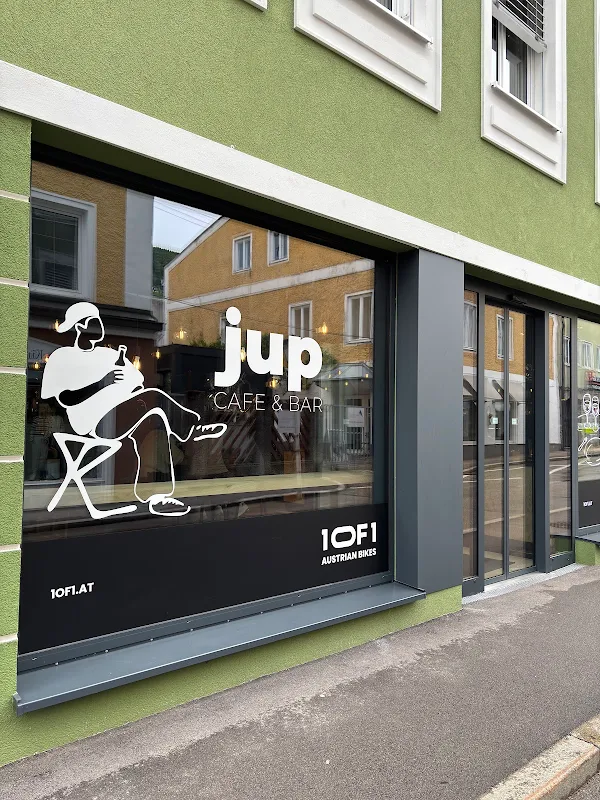 jup Cafe & Bar