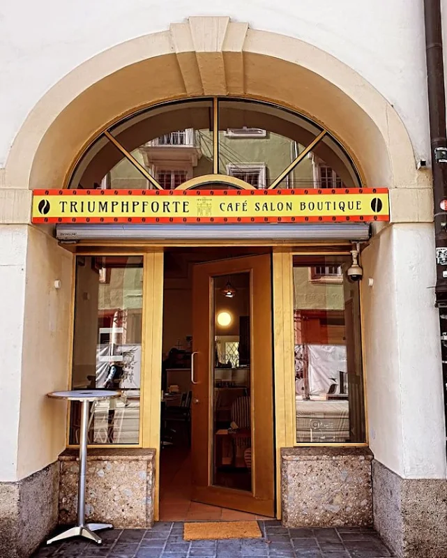 Triumphpforte cafe