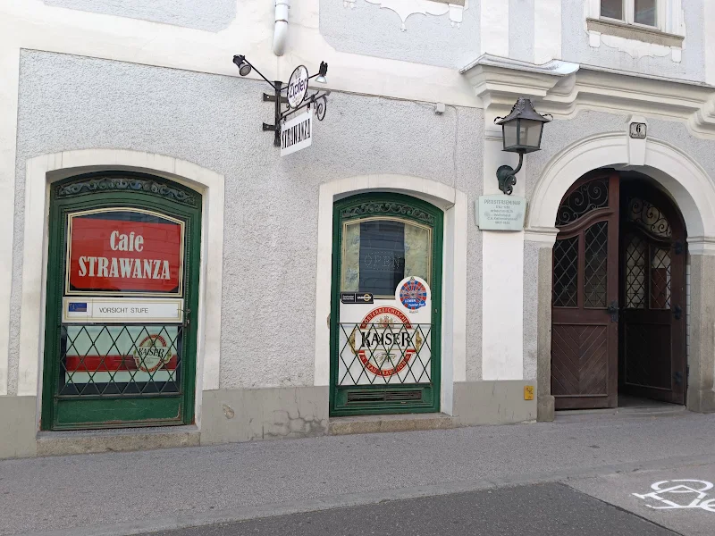 strawanza cafe pub
