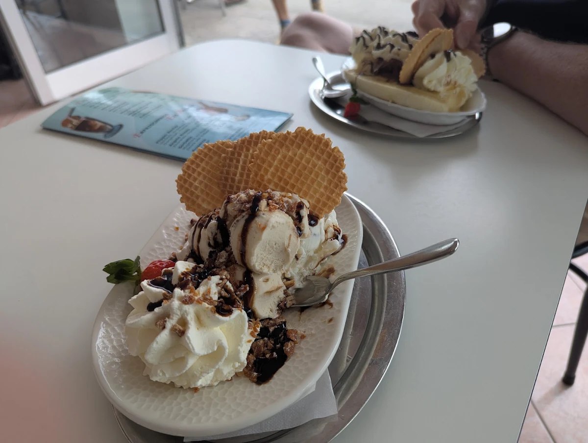 Essen und Trinken, Gelato Eisdielen Arno Mazzer KG