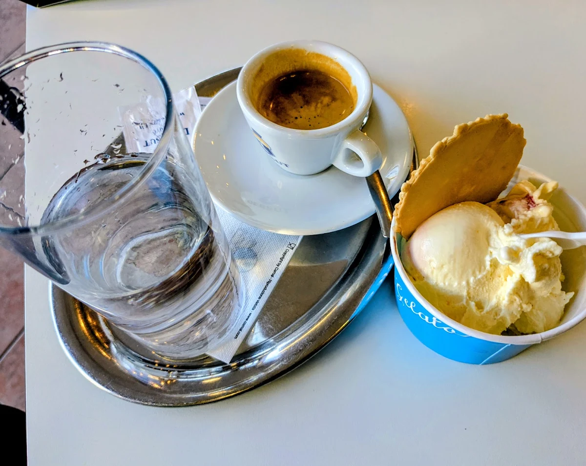Essen und Trinken, Gelato Eisdielen Arno Mazzer KG