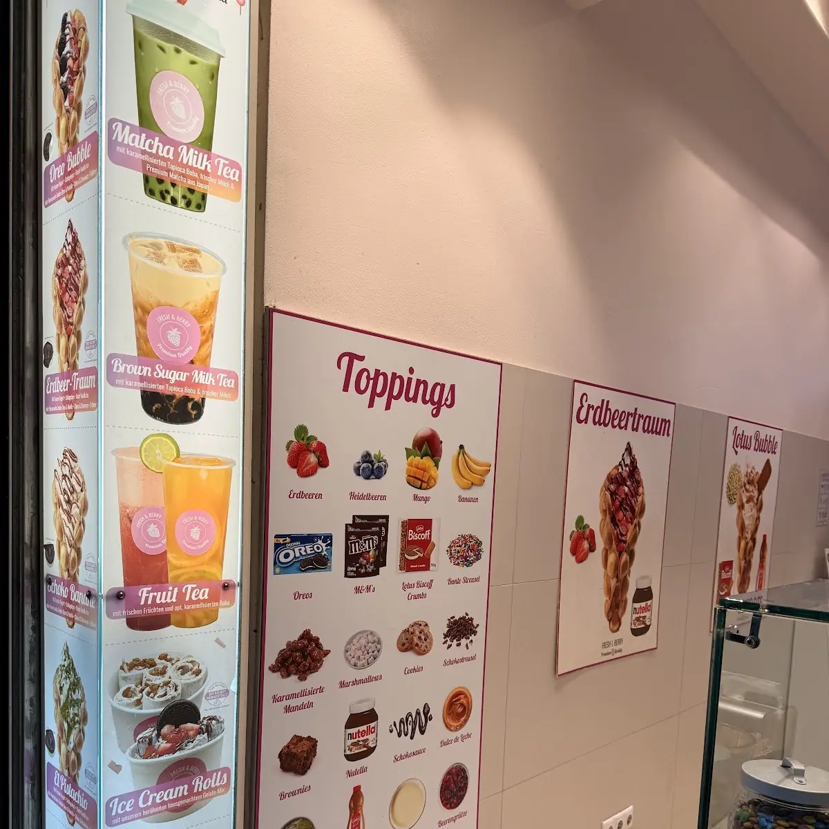 Fresh & Berry Bubble Waffles & Bubble Tea & Ice Rolls & Frozen Yogurt Titelbild