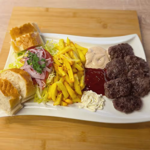 Köfte-Teller 8 Stk. Mit Pommes ,Salat, Haussosse