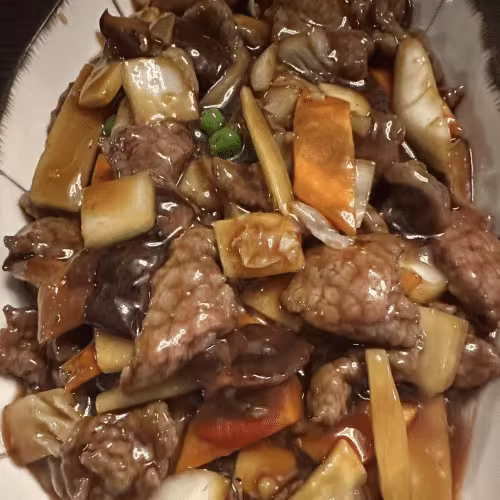 Rindfleisch mit Bambus und Pilzen