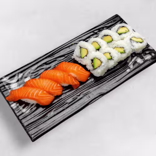 Lachs Sushi mit Avocado Maki