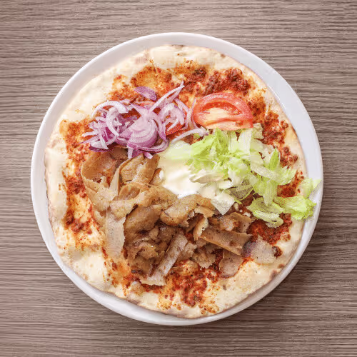 Lahmacun mit Döner und Salat